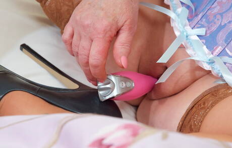 TAC Amateurs are pleased to offer you a free photos featuring Speedybee in toying twat porn scene