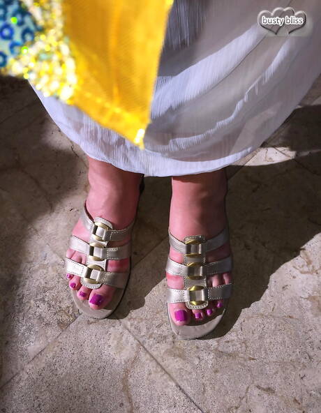 TAC Amateurs pleased to share with you a free xxx photo gallery with Busty Bliss in sucks on dick porn